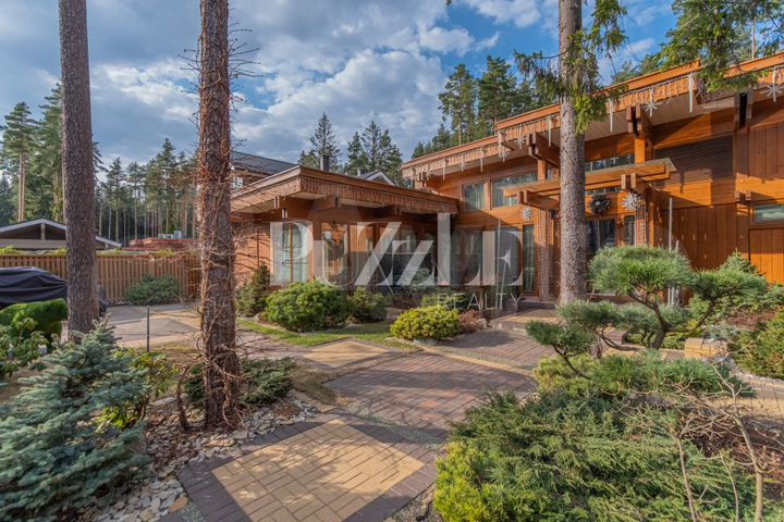 Дом 378 м² на участке 18,5 сот.