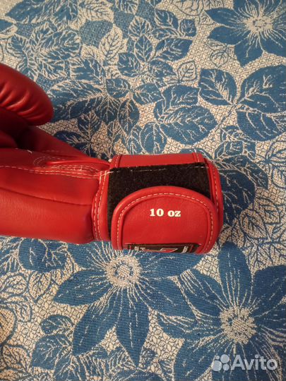 Боксерский шлем и перчатки