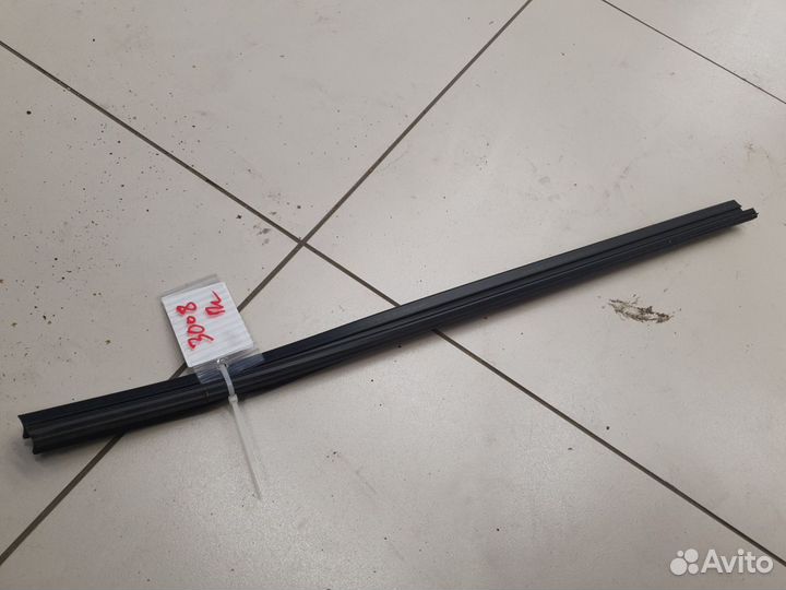 Накладка стекла передней левой двери Peugeot 3008 2009-2016