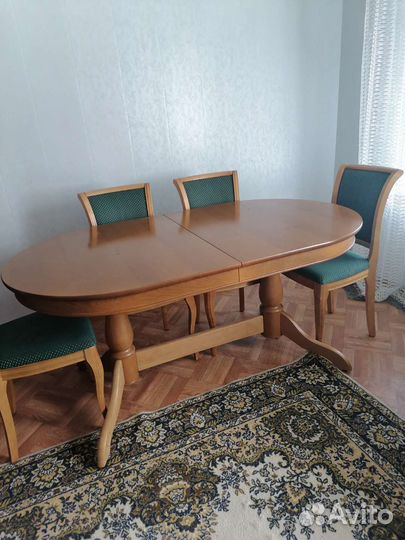 Стол и стулья