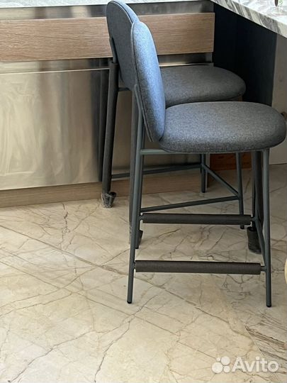 Полубарный стул