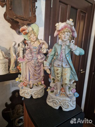 Пара фарфоровых статуэток