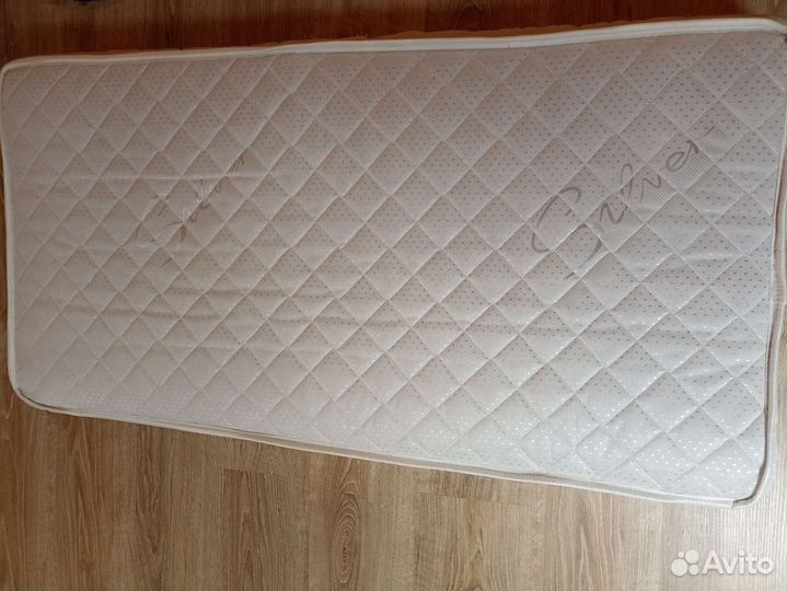 Детская деревянная кроватка с маятником и матрасом