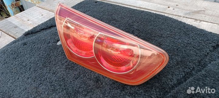 Фонарь левый в крышку багажника Лансер 10 седан