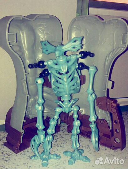 Скелет в кабинке