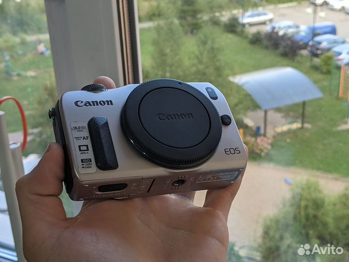 Canon EOS M Kit 18-55 и 22 мм