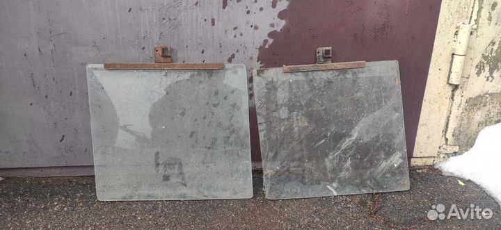 Боковое переднее стекло