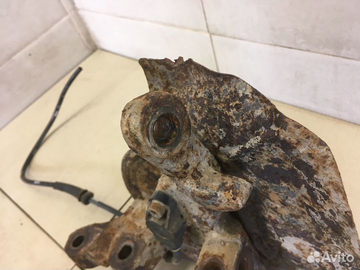 Кулак поворотный передний правый Omega B 1994-2003