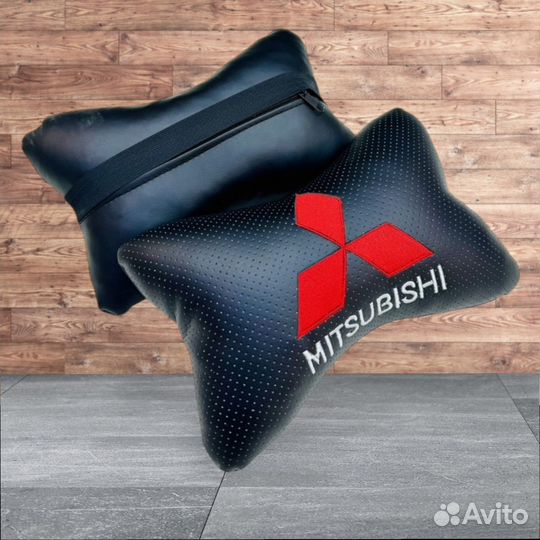 Подушки Mitsubishi черные с логотипом
