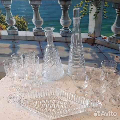 Хрустальный графин и рюмки