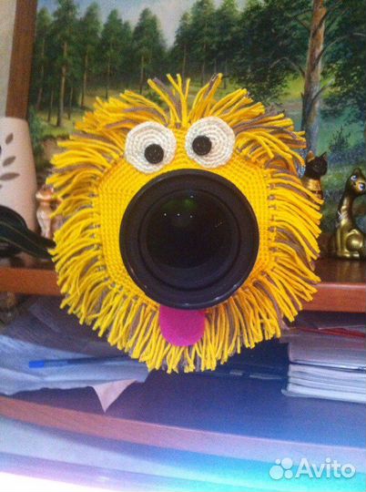 Вязаная игрушка на фотоаппарат