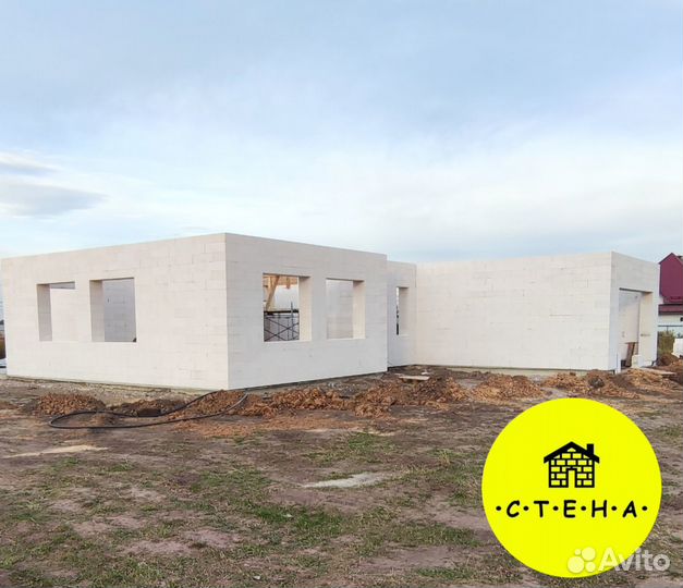 Кладка блоков. Каменщики