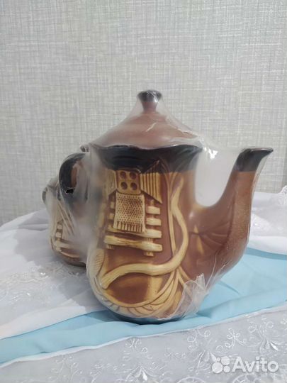 Чайник и сахарница