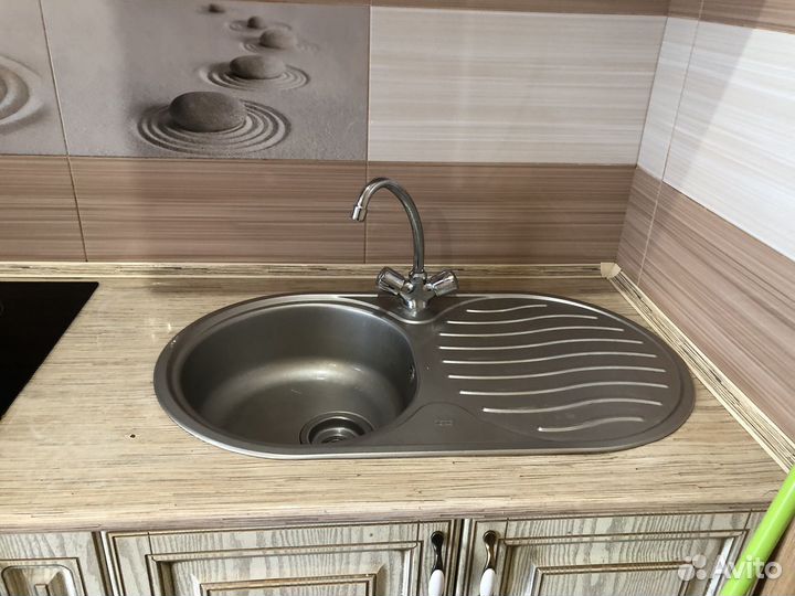 Варочная панель, раковина, кран, столешница