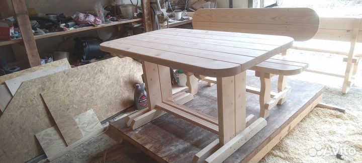 Деревянные столы и лавки