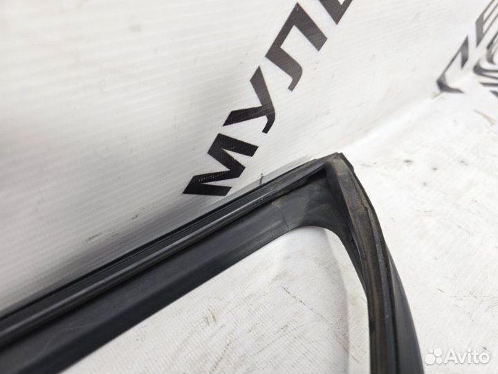 Уплотнитель стекла двери передний левый Toyota