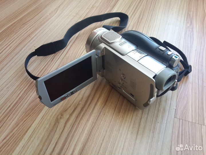 Видеокамера Sony DCR-DVD505E
