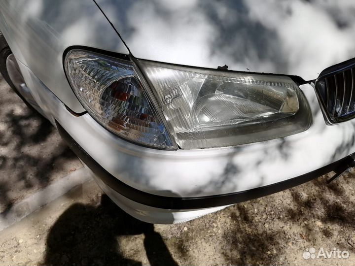 Фара Nissan sunny