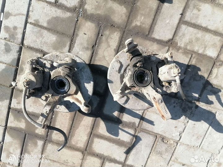 Поворотный кулак нисан сани 1.5 84г