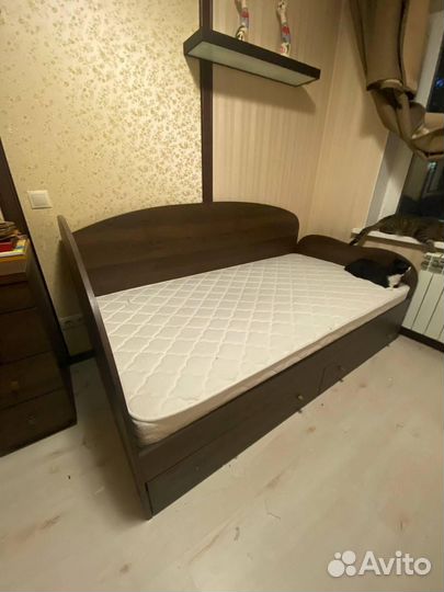 Кровать с боковой спинкой и выдвижными ящиками