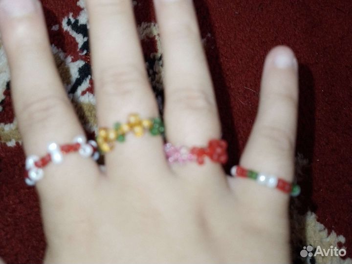 Коцы из бисера и фигурка
