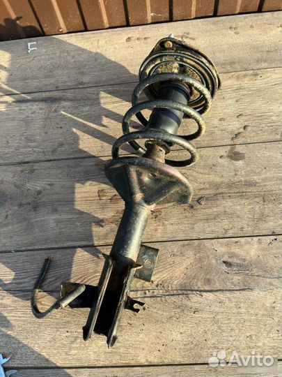 Амортизатор передний Mitsubishi Carisma 1.6