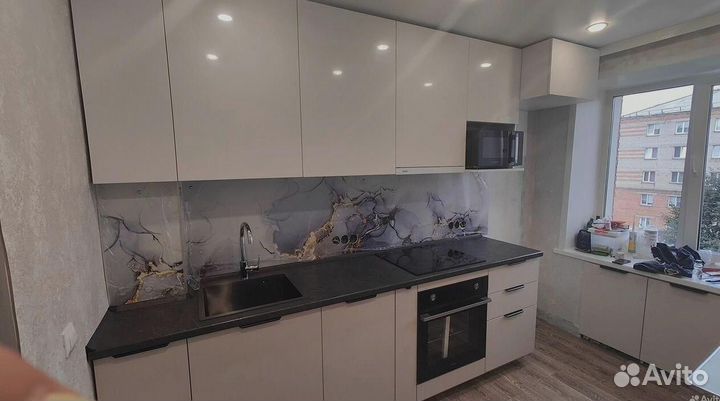 Прямая белая кухня на заказ премиум материал