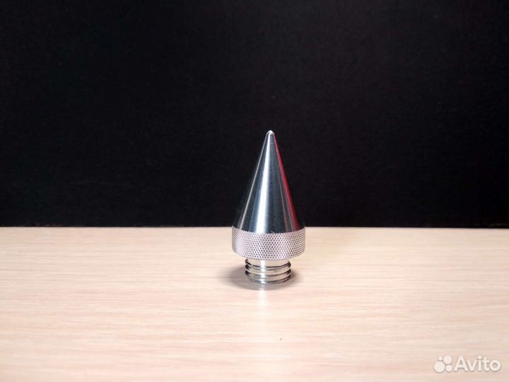 Декоративные шипы для колёсных болтов автомобиля