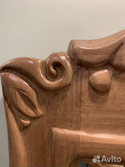 Зеркало настенное в резной деревянной раме