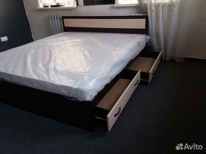 Кровать с матрасом