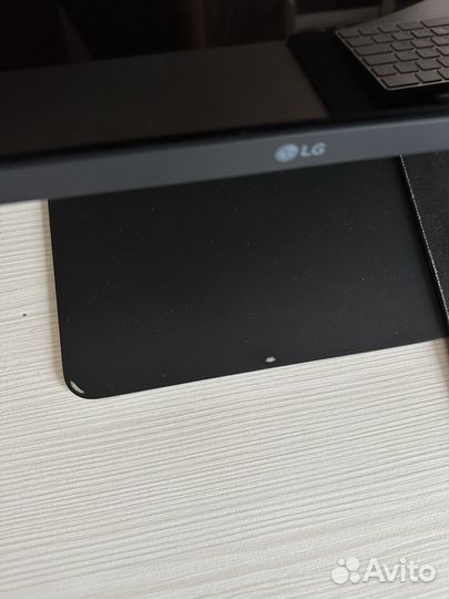 LG UltraFine Displays 27