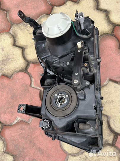 Передняя правая фара на lexus-LX470.Пластик