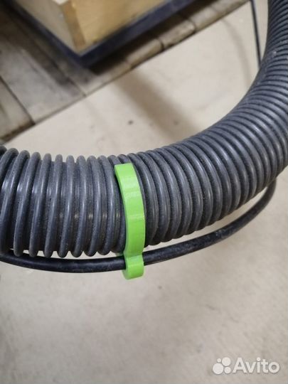 Фиксатор провода на шланг пылесоса
