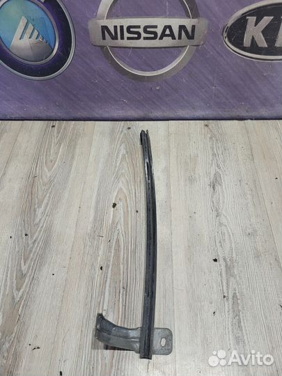 Направляющая стекла Nissan note E11 Лев