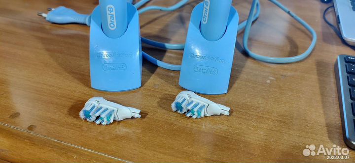 2 электрические зубные щетки Oral-B