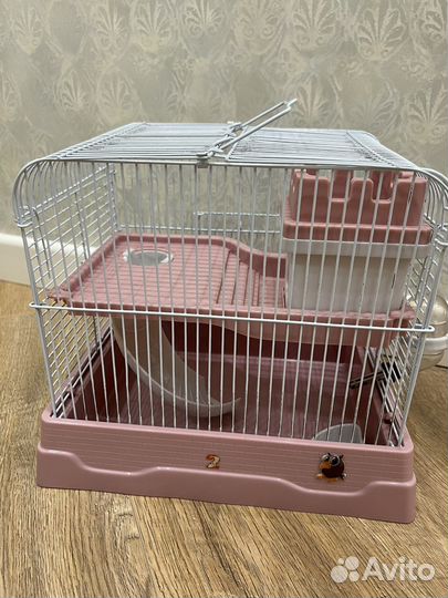 Клетка для хомяка и её содержимое