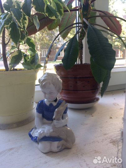 Фарфоровая статуэтка 