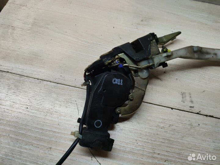 Замок левый передний Toyota Land Cruiser 90 Prado