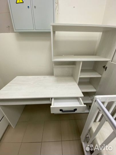 Стол письменный с пеналом прима