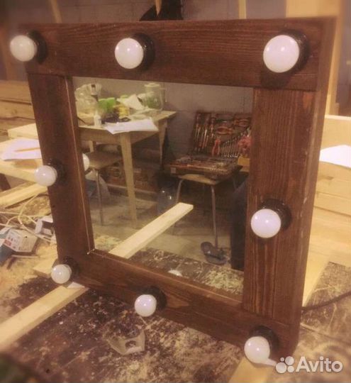 Гримерное зеркало с лампами