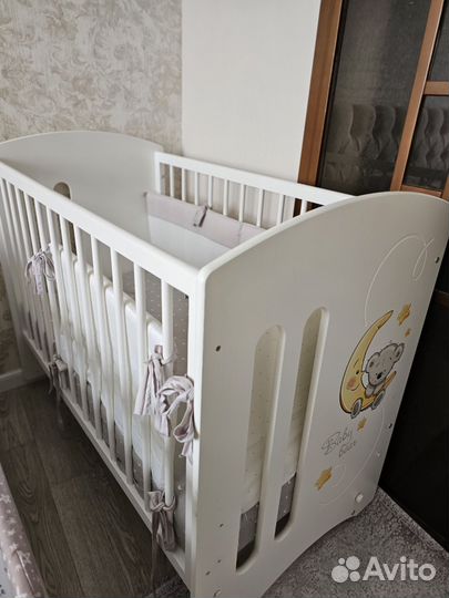 Детская кроватка с маятником