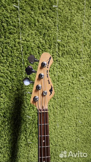 Продам бас гитару Black Hawk