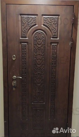 Стандартная металлическая дверь в дом