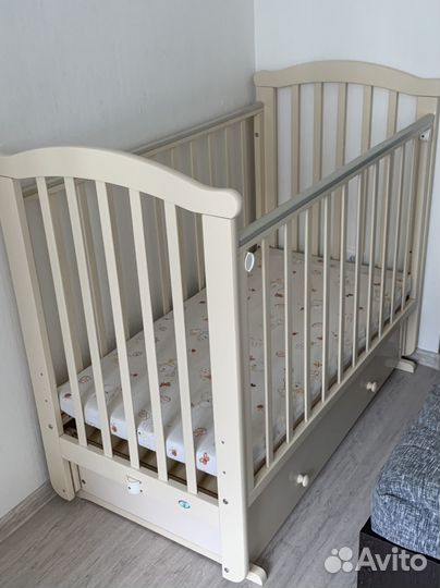 Детская кровать с маятником