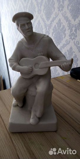 Моряк с гитарой статуэтка