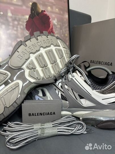 Кроссовки balenciaga track 1 grey на руках