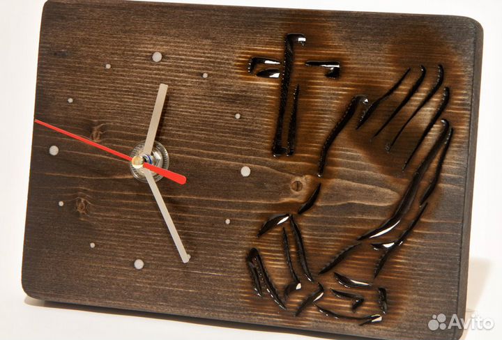 Настольные часы из дерева