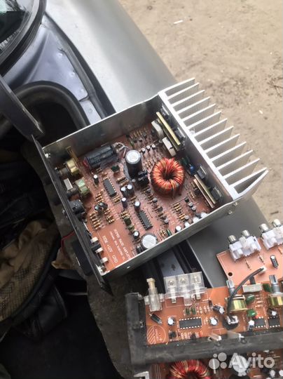 Автомобильный усилитель для сабвуфера активного