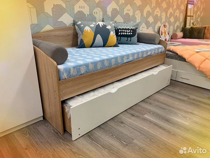 Детская кровать без мягкой спинки с вторым спальны