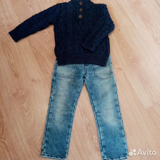 Свитер и джинсы